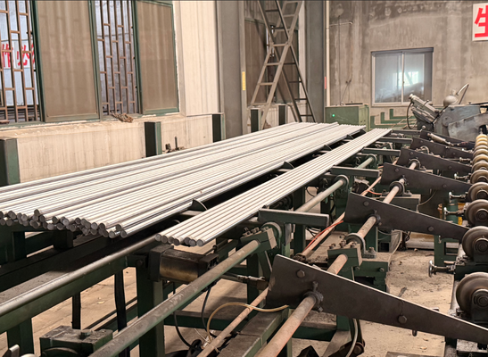 Kopen Hoge precisie CK45 Inductie geharde chroomkolvenstang met HRC 55-63 hardheid en Ra 0,2-0,4 oppervlakte ruwheid voor hydraulische cilinders online vervaardiging
